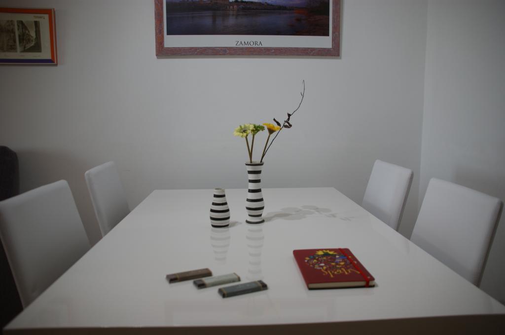 Apartamentos La Muralla Zamora Rum bild